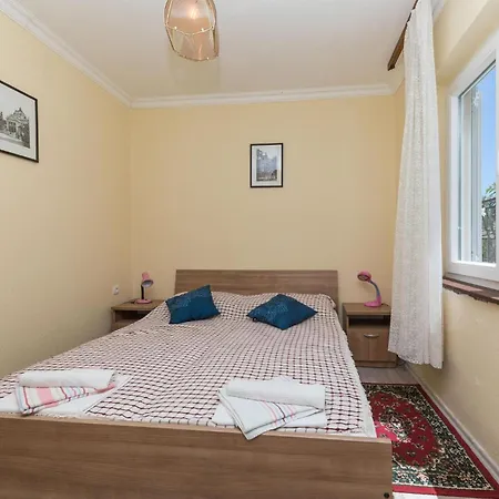 Awesome In Okrug Gornji With Kitchen *