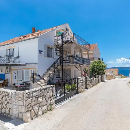 Awesome In Okrug Gornji With Kitchen