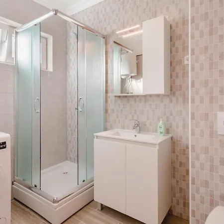 Awesome In Okrug Gornji With Kitchen *